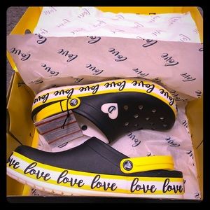 Drew Barrymore ❤️ crocs